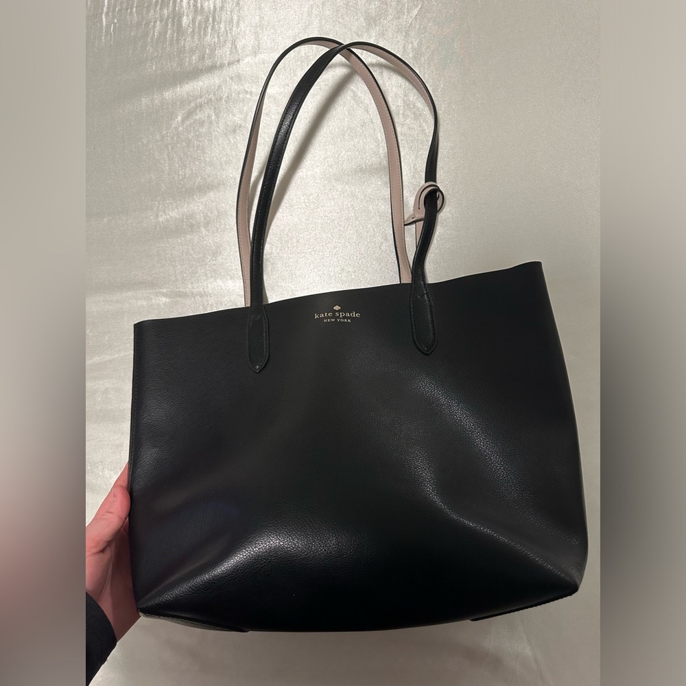 Kate spade used maybe twice the coin purse will be included. This is reversible.